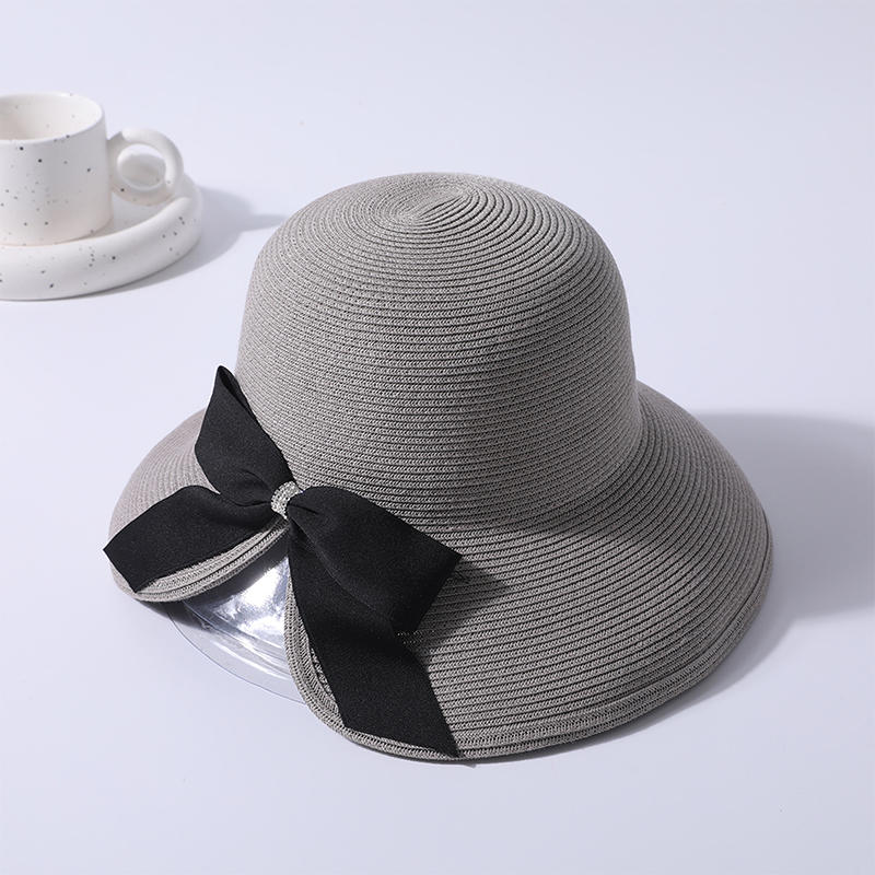 Debate fino del mismo estilo japonés con cinturón decorativo con lazo, sombrero de pescador dividido en la parte trasera
