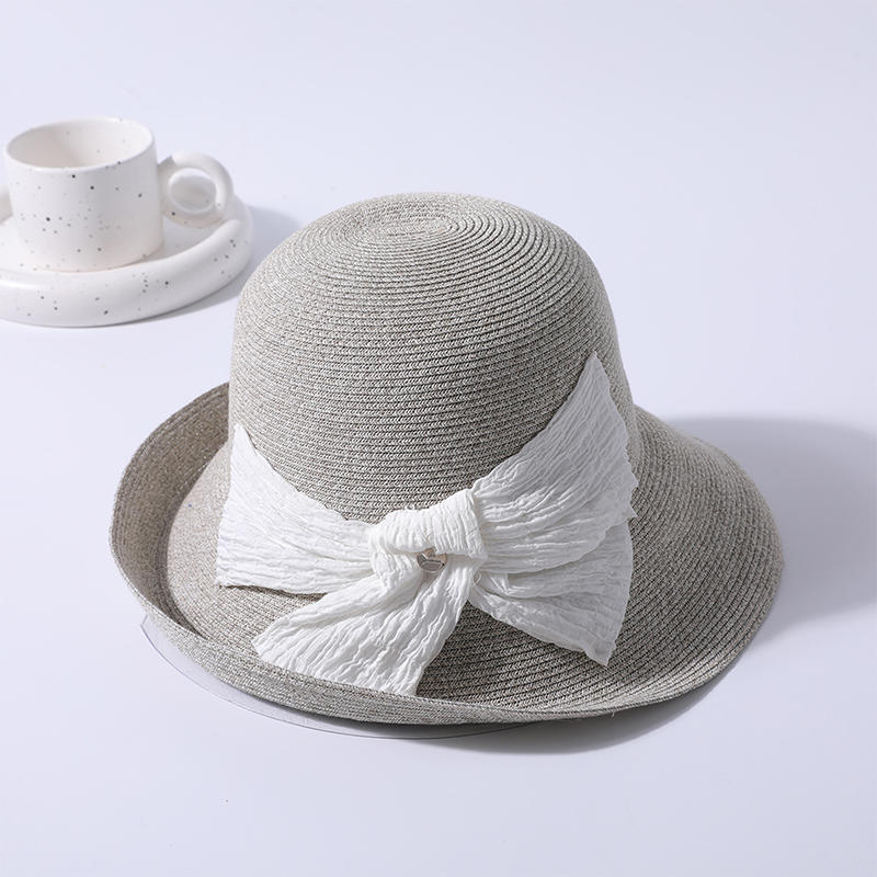El mismo estilo japonés está equipado con un lazo hecho de tela texturizada, y la forma del sombrero medio girado muestra el temperamento.
