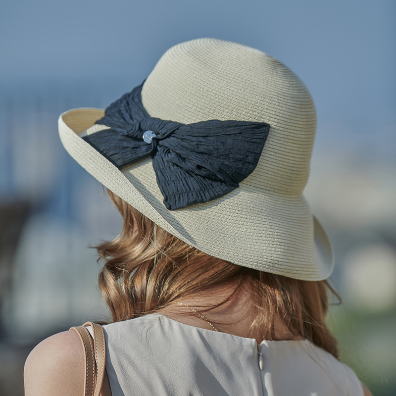 El mismo estilo japonés está equipado con un lazo hecho de tela texturizada, y la forma del sombrero medio girado muestra el temperamento.