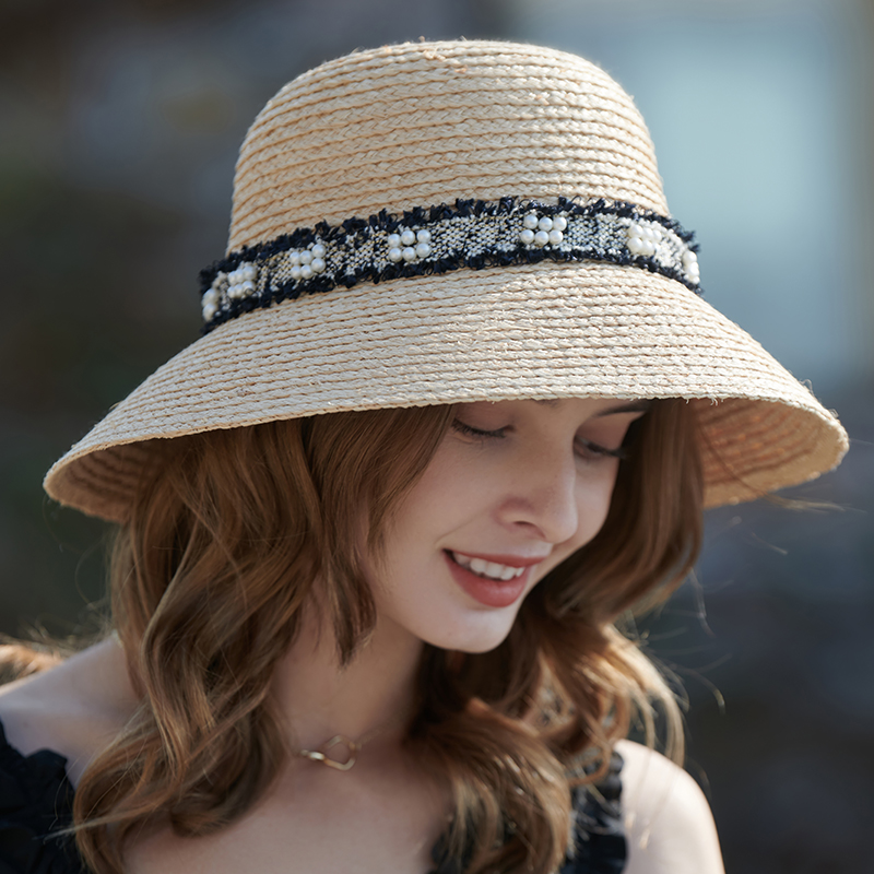 Sombrero de pescador tejido a mano de rafia importada con pequeñas perlas aromáticas y correas de borde sin rematar para agregar estilo de sombrero